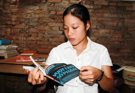 Cô bé mồ côi đậu đại học